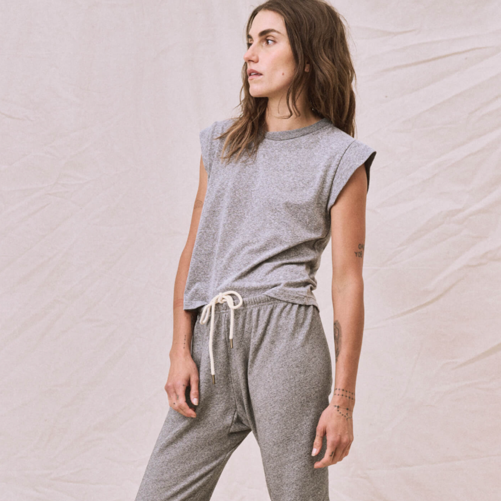 the great peak shoulder tee in heather grey.