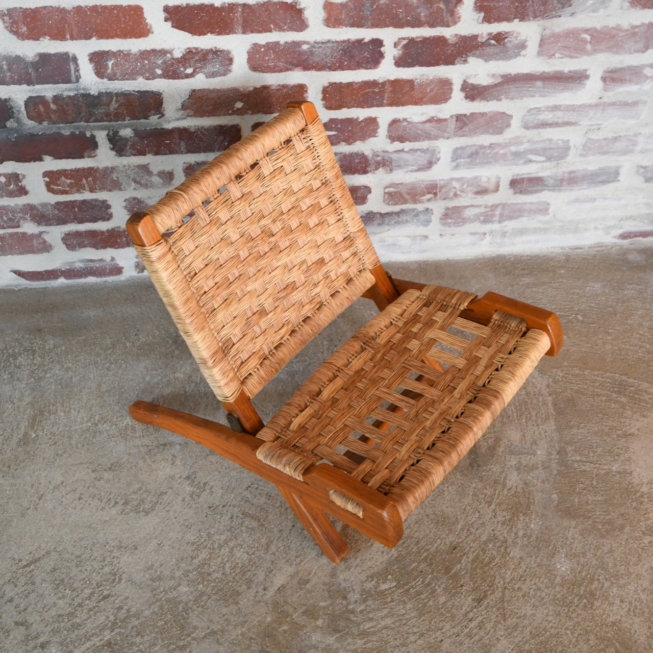 Classic Antique Cloey Woven Chair - Perfect for Any Room