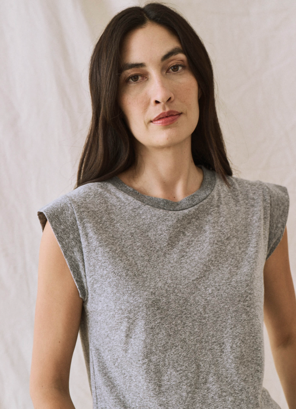 the great peak shoulder tee in heather grey.